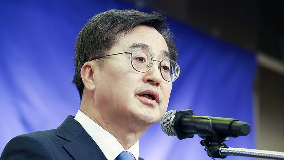 김동연 경기도지사가 18일 오후 국회 도서관에서 열린 종합 반도체 강국 도약을 위한 정책협약식에 참석해 인사말하고 있다. 연합뉴스