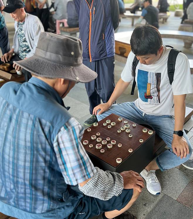 국제신문이 창간 77주년을 맞아 관광버스를 도입한 ‘노인 여가’ 기획을 진행했다. 어르신들은 버스 안에서 레크리에이션에 참여하고 짧은 나들이를 가기도 했다. /국제신문 제공