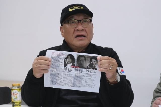 ▲ 납북자가족 단체가 19일 속초해양경찰서와 고성경찰서를 잇따라 방문, 동해 최북단 고성 저도어장과 통일전망대 인근에의 대북 전단 살포 절차를 협의한 가운데, 고성군 이장연합회와 연승협회 등 고성지역 단체와 지역주민들이 크게 반발하는 등 논란이 일고 있다. 최성룡 납북자가족모임 대표 속초해양경찰서 방문후 기자회견을 하고 있다. 전인수