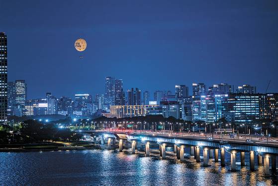 The Seouldal, a moon-shaped tethered balloon, floats above the Han River in an undated photo. [SEOUL TOURISM ORGANIZATION]