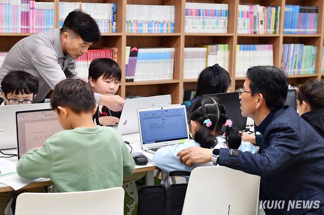 '아파트 단지내 작은도서관'증평읍의 아파트인 대광로제비앙 내 작은도서관에서 방과 후 아이들이 컴퓨터 수업을 받고 있다. 수업지도는 대부분 은퇴한 공무원이나 전문가들이 봉사하고 있다.&nbsp;