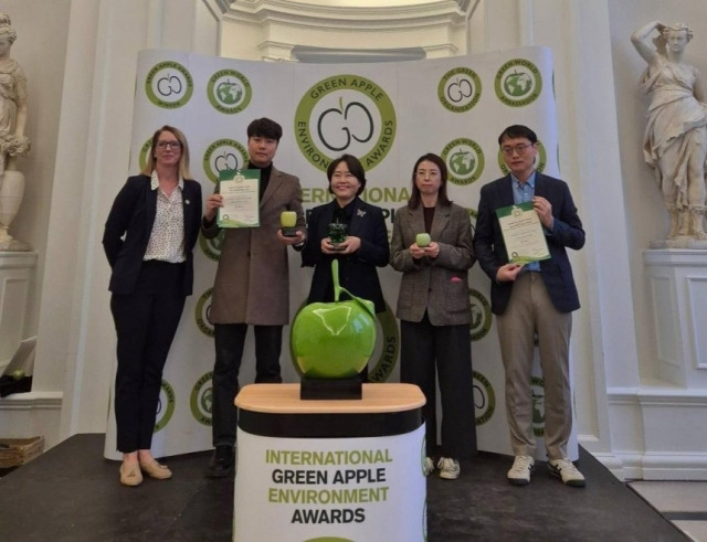 서초구 관계자들이 18일(현지시간) 영국 런던에서 열린 그린애플어워즈(Green Apple Awards)에서 금상, 동상을 수상하고 기념촬영을 하고 있다. 사진 서초구 제공