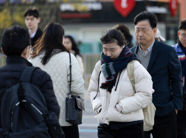 19일 전국이 대체로 구름 많은 가운데 일부 지역 아침 기온이 영하로 떨어지고 제주 지역 가끔 비가 내릴 예정이다. 사진은 이날 서울 중구 세종대로에서 출근하고 있는 시민들의 모습. /사진=뉴시스