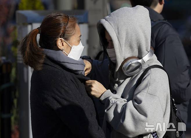 [서울=뉴시스] 김근수 기자 =  추운 가을 날씨를 보인 18일 서울 중구 세종대로에서 한 모녀가 서로 옷을 여며주고 있다. 2024.11.18. ks@newsis.com