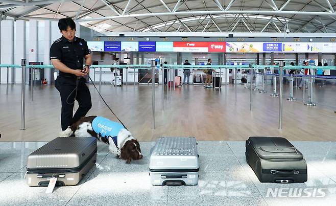 [인천공항=뉴시스] 전신 기자 = 18일 인천국제공항 제1여객터미널에서 열린 제38회 세계 마약퇴치의 날 기념 마약퇴치 캠페인 행사에서 탐지견의 마약탐지 시범이 진행되고 있다. 2024.06.18. photo1006@newsis.com