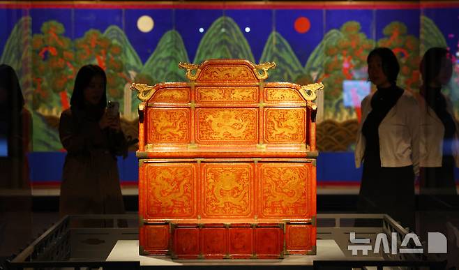 [서울=뉴시스] 전신 기자 = 19일 서울 종로구 국립고궁박물관에서 열린 '조선국왕·왕실생활' 상설전 재개관 언론공개회에서 직원들이 전시장을 둘러보고 있다. 2024.11.19. photo1006@newsis.com