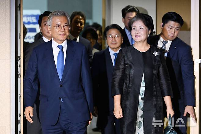 [광주=뉴시스] 이영주 기자 = 문재인 전 대통령과 김정숙 여사가 19일 오후 광주 서구 김대중컨벤션센터에서 열린 9·19평양공동선언 6주년 광주 평화회의 '평화, 가야 할 그날' 행사에 참여하고 있다. 2024.09.19. leeyj2578@newsis.com