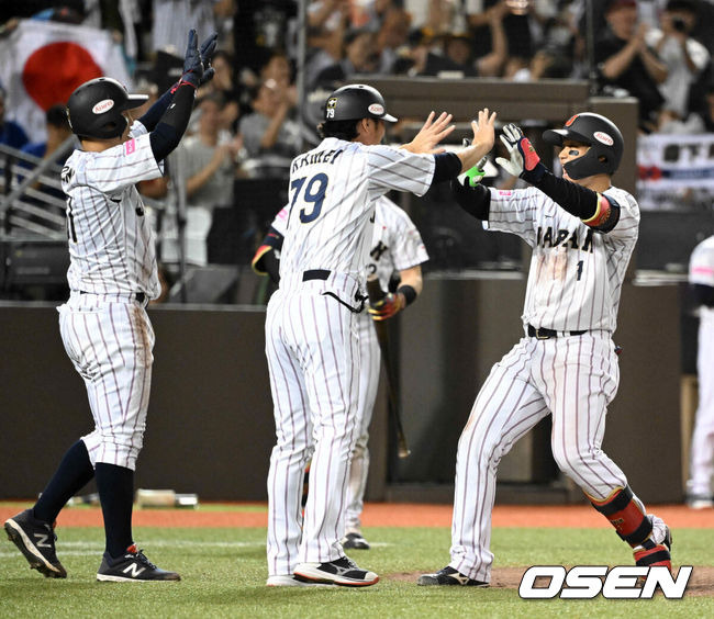 [OSEN=타이베이(대만), 이대선 기자] 15일 오후 대만 타이베이돔에서 세계야구소프트볼연맹(WBSC) 프리미어12 2024 B조 대한민국과 일본의 경기가 열렸다.대한민국은 3차전 선발투수로 최승용, 일본은 다카하시 히로토를 내세웠다.7회말 1사 1루에서 일본 모리시타가 중월 투런포를 날리며 동료선수들과 기뻐하고 있다. 2024.11.15 /sunday@osen.co.kr