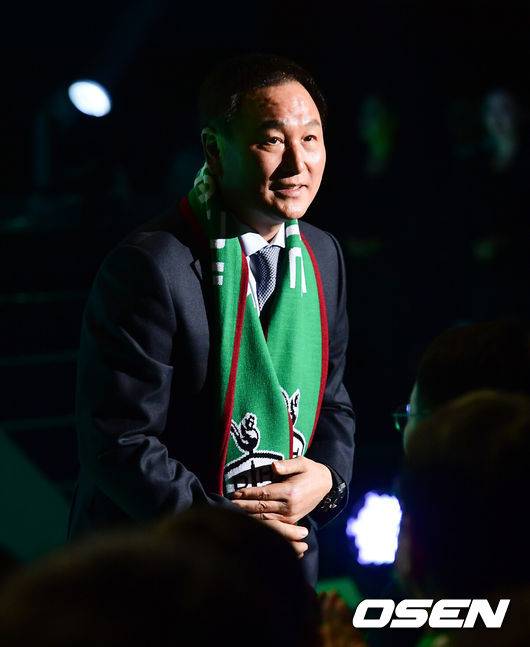 [OSEN=대전, 지형준 기자] 대전하나시티즌&nbsp;창단식이 4일&nbsp;오후&nbsp;대전 충무실내체육관에서 열렸다.허정무 한국프로축구연맹 부총재가 재단법인으로 설립되는 하나금융그룹 축구단의 이사장을 맡고, 황선홍 감독은 1대 사령탑으로 선임됐다.&nbsp;창단식 이후 구단은&nbsp;2020시즌 승격을 위한 본격적인 담금질에 들어간다. 1월 중순 스페인으로 이동해 전지훈련을 진행하며 이후 남해 등지에서&nbsp;2차 전지훈련을 진행할 예정이다.대전하나시티즌 허정무 이사장이 인사를 하고 있다. /jpnews@osen.co.kr