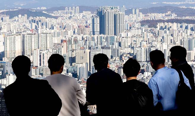 18일 오후 서울 중구 남산에서 바라본 서울 시내 주택과 아파트 단지의 모습. 연합뉴스