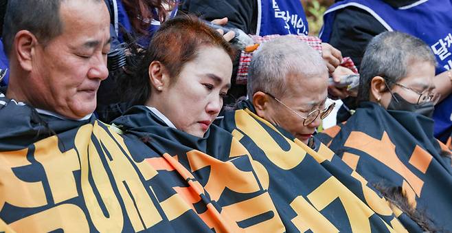 19일 서울 여의도 국회 앞에서 2025 발달장애 예산확대 투쟁 전국장애인부모연대 삭발투쟁선포 및 전국결의대회에서 중앙이사단 등 학부모들이 삭발을 하고 있다.