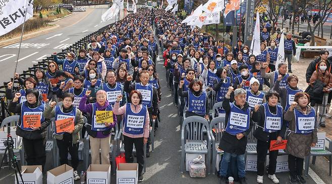 19일 서울 여의도 국회 앞에서 2025 발달장애 예산확대 투쟁 전국장애인부모연대 삭발투쟁선포 및 전국결의대회에서 참가자들이 구호를 외치고 있다.