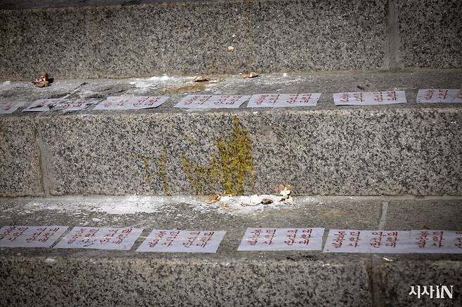 11월12일 서울 성북구 동덕여자대학교 본관 앞 계단에 ‘공학 전환 결사반대’ 문구가 적힌 종이가 붙어 있다. ⓒ시사IN 박미소
