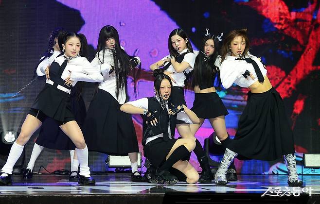 19일 서울 광장동 예스24 라이브홀에서 걸그룹 배드빌런(BADVILLAIN)의 새 디지털 싱글 ‘숨(ZOOM)’ 발매 쇼케이스가 열렸다. 배드빌런 화려한 공연을 펼치고 있다.

    김민성 기자 marineboy@donga.com