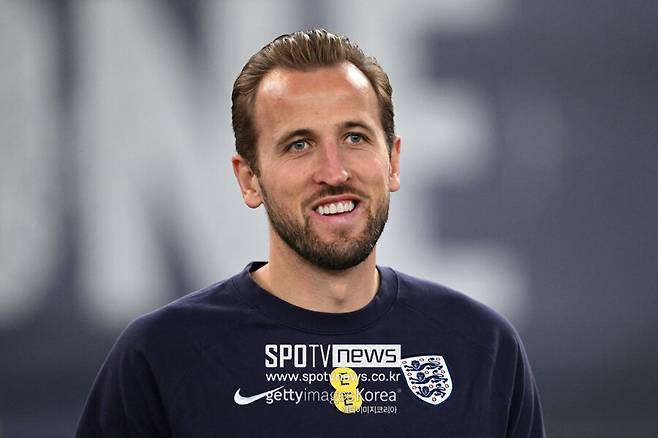 ▲ 케인은 제막식에 참석해 밝게 웃었다. 자신의 동상 옆에 직접 같은 자세로 앉아 포즈를 취하기도 했다. 케인의 만족하는 표정과 달리 팬들의 반응은 싸늘하다. 그동안 역대 최악의 축구선수 동상으로 여겨졌던 크리스티아누 호날두처럼 우스꽝스럽다는 평이다.