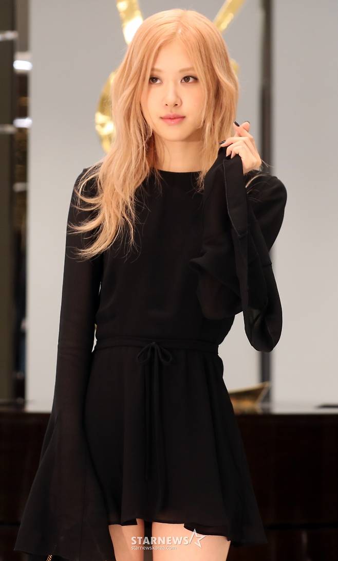 그룹 블랙핑크 로제가 22일 저녁 서울 여의도 더 현대 서울에서 열린 생 로랑(Saint Laurent) '2023 여름 컬렉션 팝업 오프닝 이벤트'에 참석해 포즈를 취하고 있다.  2023.05.22