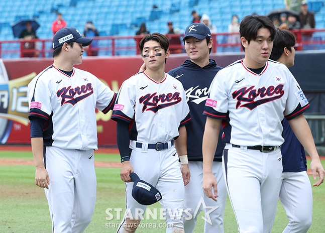 김도영(가운데) 등 한국 대표팀 선수들이 18일 호주에 5-2로 승리한 뒤 응원단에 인사하고 있다. /사진=김진경 대기자