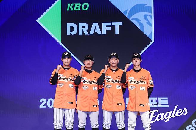 11일 오후 서울 신천동 롯데호텔 월드에서 열린 2025 KBO 신인 드래프트, 한화 이글스의 지명을 받은 선수들이 기념 촬영을 하고 있다. 한화 이글스