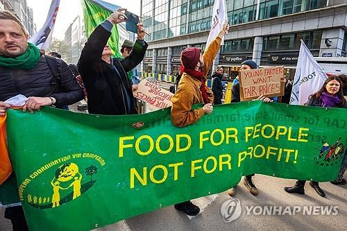 지난 13일 EU 본부가 있는 벨기에 브뤼셀에서 시위중인 유럽 농민들  [EPA 연합뉴스 자료사진. 재판매 및 DB 금지]