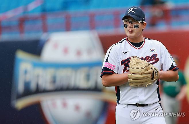 든든한 김서현 (타이베이=연합뉴스) 한종찬 기자 = 18일 오후 대만 타이베이 톈무야구장에서 열린 세계야구소프트볼연맹(WBSC) 프리미어12 2024 B조 조별리그 대한민국과 호주의 경기. 8회초 호주 공격을 무실점으로 막은 김서현이 더그아웃으로 향하고 있다. 2024.11.18 saba@yna.co.kr