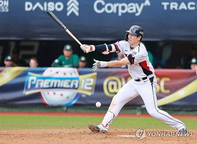 홍창기, '1번 타자의 역할을 톡톡히' (타이베이=연합뉴스) 한종찬 기자 = 18일 오후 대만 타이베이 톈무야구장에서 열린 세계야구소프트볼연맹(WBSC) 프리미어12 2024 B조 조별리그 대한민국과 호주의 경기. 4회말 2사 1루에서 홍창기가 내야 안타를 때려내고 있다. 2024.11.18 saba@yna.co.kr