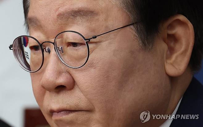 이재명 대표 (서울=연합뉴스) 신준희 기자 = 더불어민주당 이재명 대표가 18일 국회에서 열린 최고위원회의에서 굳은 표정을 짓고 있다. 2024.11.18 hama@yna.co.kr