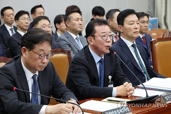 답변하는 홍철호 정무수석 (서울=연합뉴스) 김주성 기자 = 홍철호 대통령실 정무수석이 19일 오후 국회 운영위원회 전체회의에서 대통령비서실 및 국가안보실, 대통령경호처 소관 내년 예산에 대한 위원 질의에 답하고 있다. 2024.11.19 utzza@yna.co.kr