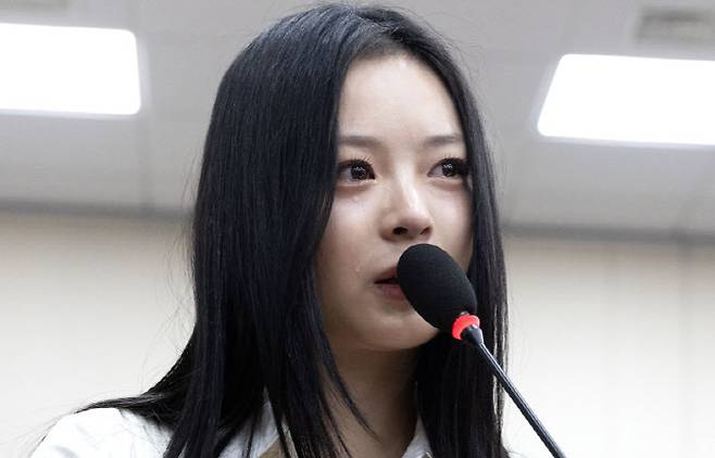 뉴진스의 멤버 하니가 15일 오후 서울 여의도 국회에서 열린 환경노동위원회의 경제사회노동위원회, 중앙노동위원회 등에 대한 국정감사에 참고인으로 출석해 질의에 답변하며 눈물을 흘리고 있다.(사진=이데일리 노진환 기자)
