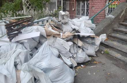 18일(현지시간) 우크라이나 수도 키이우의 한 주택 앞에 전날 드론 공습으로 파손된 건물의 잔해가 쌓여 있다. (사진=연합뉴스)