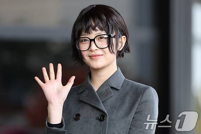 구찌 글로벌 앰버서더인 뉴진스(NewJeans) 하니가 뷰티 행사 참석 차 19일 오후 서울 강서구 김포공항 국제선을 통해 일본 도쿄로 출국에 앞서 포즈를 취하고 있다. 2024.11.19/뉴스1 ⓒ News1 김진환 기자