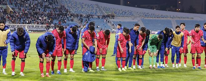 팔레스타인전 종료 후 팬을 향해 인사하는 축구대표팀 선수들. 암만 | 연합뉴스