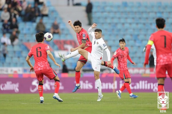 대한민국 대표팀의 수비수 김민재가 19일(한국시간) 팔레스타인과 국제축구연맹(FIFA) 2026 북중미 월드컵 아시아 3차 예선 B조 6차전에서 볼 경합 중이다. 사진┃대한축구협회