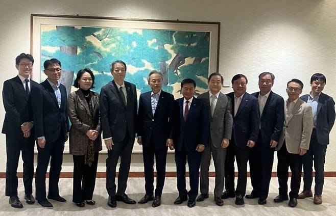 왼쪽부터 오오니시 카즈요시 주한일본대사관 경제공사, 전성호 솔루엠 회장, 윤영미 하이랜드푸드 대표이사, 미즈시마 코이치 주한일본대사관 대사, 최진식 중견련 회장, 구자관 삼구아이앤씨 책임대표사원, 신용문 원일특강 부회장, 유기덕 덕일산업 회장, 박일동 디섹 회장, 이호준 중견련 상근부회장, 다치바나 마사히로 주한일본대사관 참사관. 중견련 제공