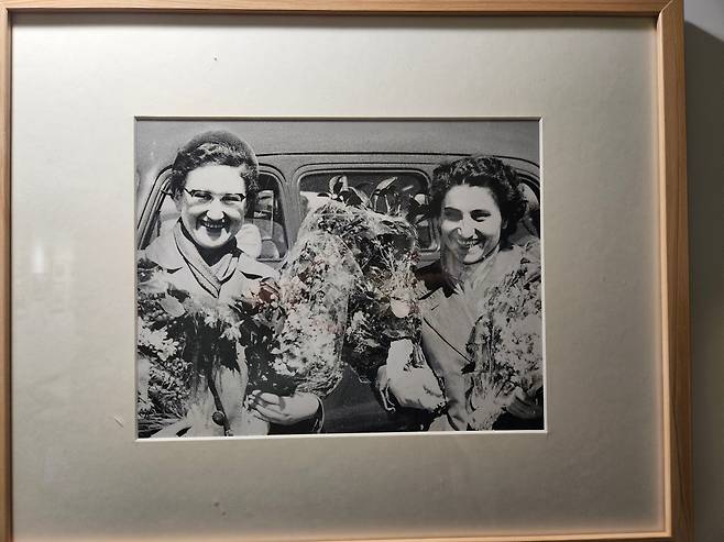 1956년 서울 여의도 공항에 도착해 환영받는 AFI 회원들. /김한수 기자