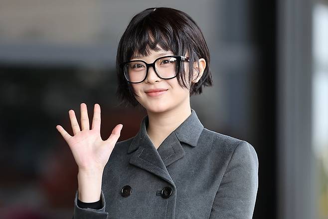 구찌 글로벌 앰버서더인 뉴진스(NewJeans) 하니가 뷰티 행사 참석 차 지난 19일 오후 서울 강서구 김포공항 국제선을 통해 일본 도쿄로 출국에 앞서 포즈를 취하고 있다. /뉴스1