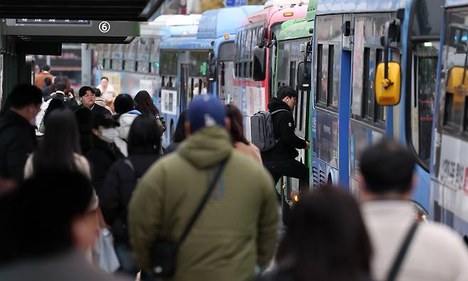서울 지하철 1~8호선을 운영하는 서울교통공사 노동조합이 태업을 시작한 20일 오전 서울 중구 서울역버스환승센터에서 시민들이 버스를 이용하고 있다. /뉴스1