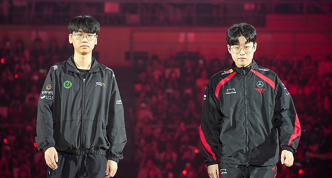 9월7일 경북 경주실내체육관에서 열린 2024 LCK 서머 결승 진출전 한화생명e스포츠와 T1의 경기. 경기 시작에 앞서 탑 라이너인 한화생명 '도란' 최현준(왼쪽)과 T1 '제우스' 최우제가 입장하고 있다. ⓒ연합뉴스