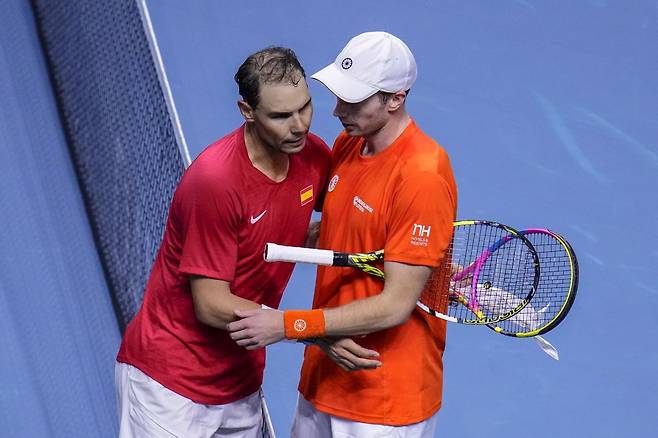 Rafael Nadal (left), who played the first singles match against the Netherlands in the Davis Cup quarterfinals on the 20th, goes to the center of the net after losing the match and hugs his opponent Botik Vanderzanzhilf. Malaga = AP Newsis