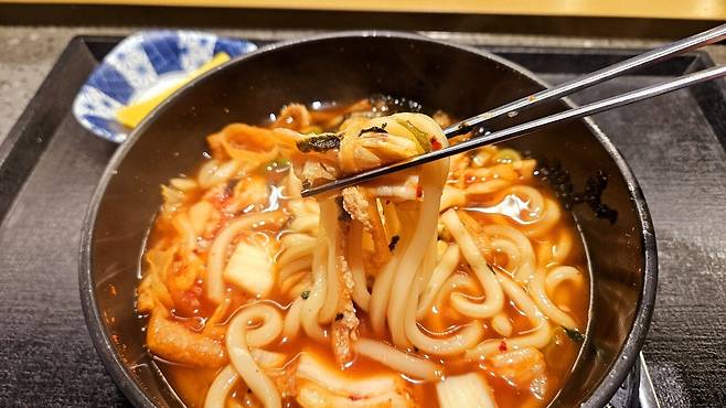 20241119_083057.jpg 행담도 휴게소에서 김치냄비우동