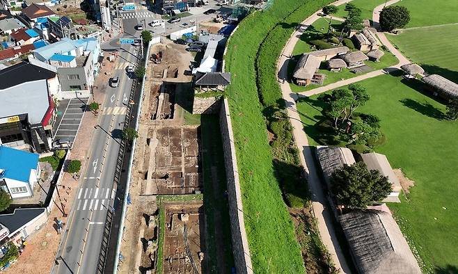 서산 해미읍성 진남문 앞 해자 발굴 현장. 서산시 제공