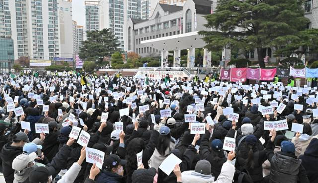 20일 서울 성북구 동덕여대에서 열린 학생총회에 참여한 학생들이 공학 전환 찬반투표에서 반대표를 들고 있다. 정다빈 기자