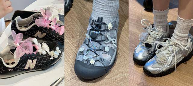 운동화에 각종 장식과 리본줄을 달아 개성 있게 신발을 꾸민 모습. 한국일보 자료사진