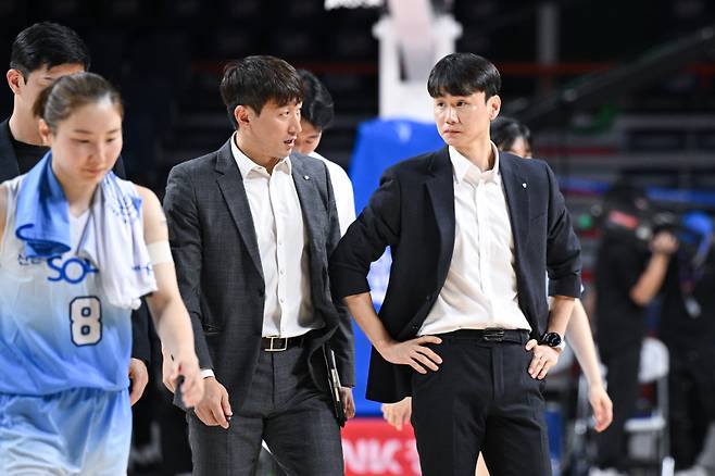 이시준(오른쪽) 인천 신한은행 감독 대행. 사진=WKBL