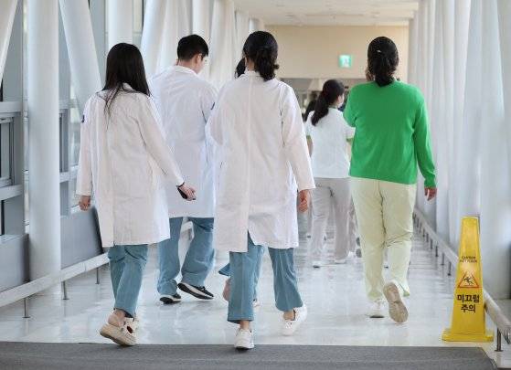 서울 시내 한 대형병원에서 의료진이 이동하고 있다. 연합뉴스