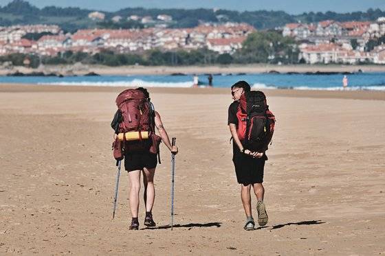 산티아고 순례길 루트 중 '북쪽 길'은 산길과 해안 길을 넘나드는 게 특징이다. 무거운 배낭을 메고 등산화까지 신은 채 해변을 걷는 건 꽤 어려운 일이다.