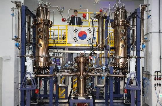 울산시 울주군 UNIST(울산과학기술원) 특수실험동에 있는 '원전 열수력 테스트 플랫폼'. 방인철 원자력공학과 교수는 이 시설에 태극기를 내걸고 영문명 약자를 ‘PATRIOT(패트리엇·애국자)'으로 지을 정도로 한국 원자력공학에 대한 자부심을 표현했다. 송봉근 기자