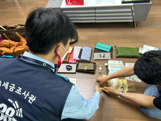 서울시 38세금징수과 직원들이 체납 세금 징수활동을 벌이는 모습. 사진 서울시