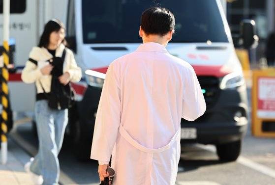 지난 11일 서울 시내 한 대형병원에서 의료진이 이동하고 있다. 뉴스1