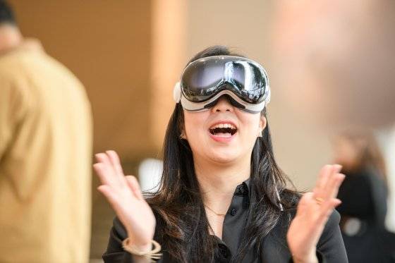 지난 15일 한 고객이 애플스토어 서울 명동점에서 애플이 국내에 출시한 애플 비전 프로를 체험하고 있다. 사진 애플코리아