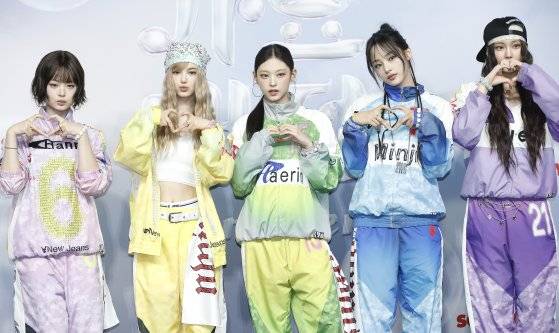 그룹 뉴진스가 지난 7월21일 오후 인천광역시 중구 인스파이어 아레나에서 열린 ‘2024 SBS 가요대전 서머’ 블루카펫 행사에서 포즈를 취하고 있다. 뉴스1